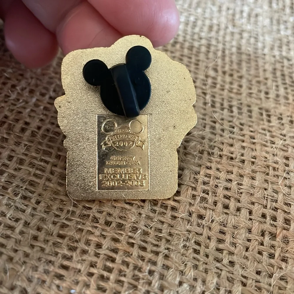 New! Disney Collectible Pin #16547 Disney’s Beach Club Villas, 2002